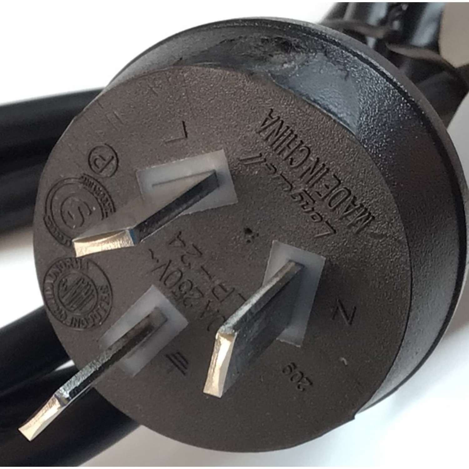 CABLE DE ALIMENTACION DE VOLTAGE ALTERNO CON ENCHUFE DE TRES PUNTAS  PARA MONITORES  Y TVS.   “NUEVO“ / ENCHUFE TIPO I Ó TIPO “AUSTRALIANO“ / 10A / 220V – 250 V / 3 CLAVIJAS / COMPATIBLE CON DIFERENTES DISPOSITIVOS  - Imagen 2